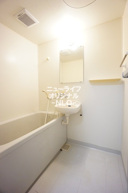 バス・シャワールーム　清潔感溢れる浴室のお写真です☆