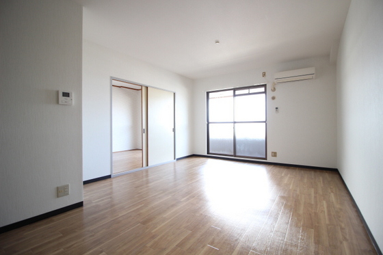 居室・リビング　※他号室の写真です