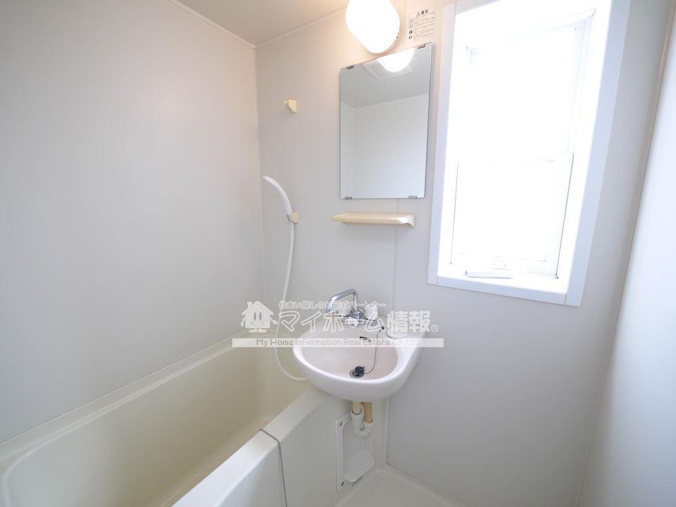 バス・シャワールーム　開閉できる大きな窓付のバスルーム♪換気が出来て便利