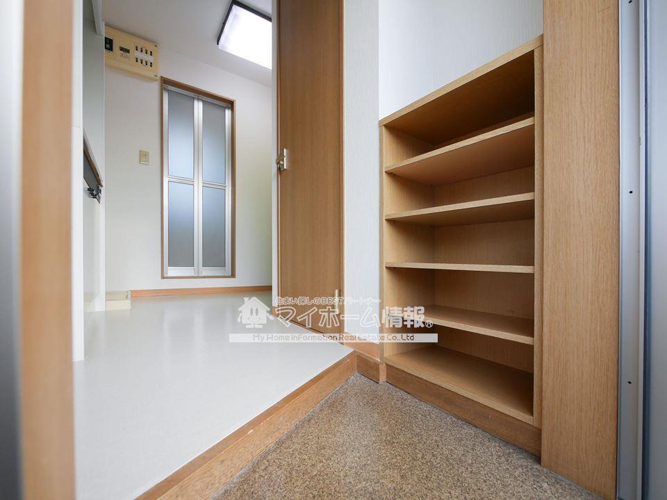 玄関　靴は靴箱へ。シューズボックス付き玄関