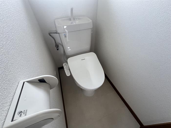 トイレ　温水洗浄便座付きのトイレになります。