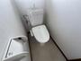 トイレ　温水洗浄便座付きのトイレになります。