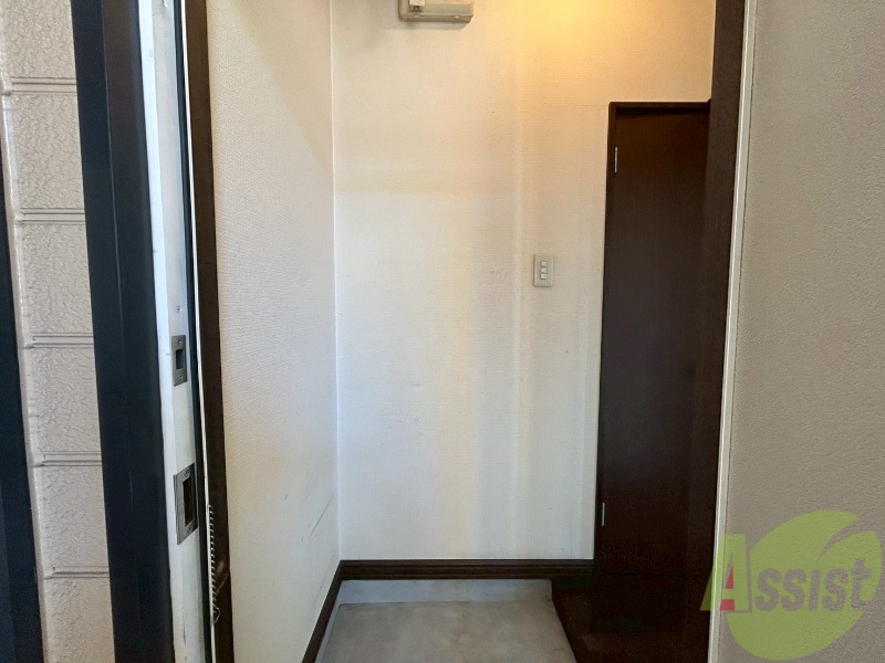 玄関　玄関です。すぐ広いリビングにつながっています。