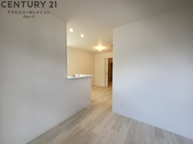 居室・リビング　床の色が明るい色合いで、とても綺麗です！