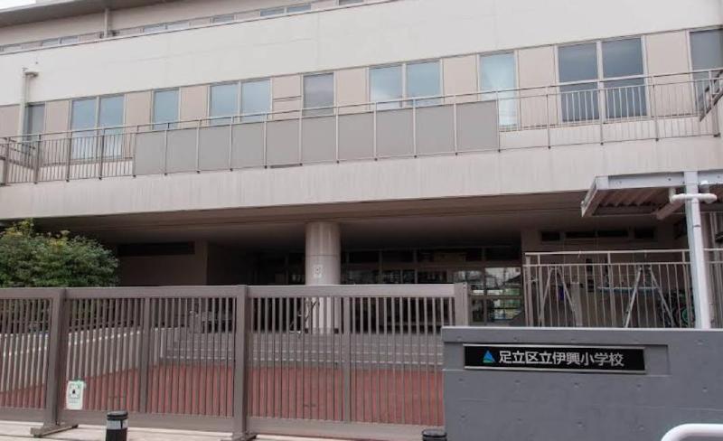 小学校　伊興小学校（小学校）まで500m