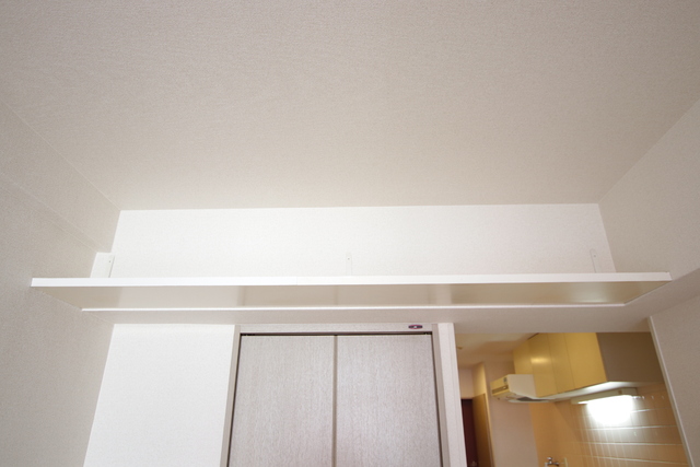 その他　洋室上部に便利な棚付き
