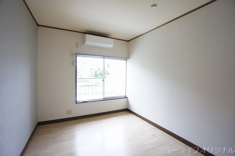 居室・リビング　お部屋を快適に保つエアコン付きです。