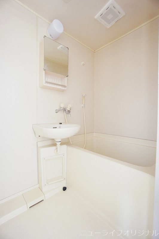 バス・シャワールーム　バスタブに浸かって一日の疲れをゆっくり癒せます。