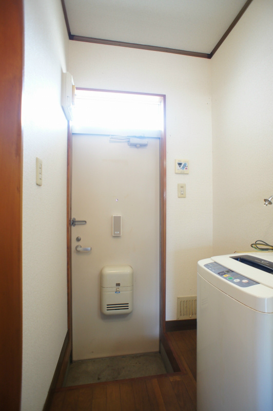 玄関　玄関脇にはお好きな収納をお持ち込みいただけます。