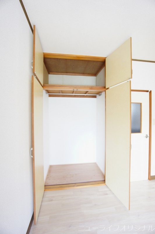 収納　天井の高さを活かした収納。ハンガーパイプ付きです。
