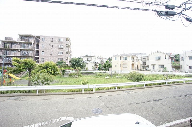 眺望　前面には公園があり四季折々の自然を感じられます。