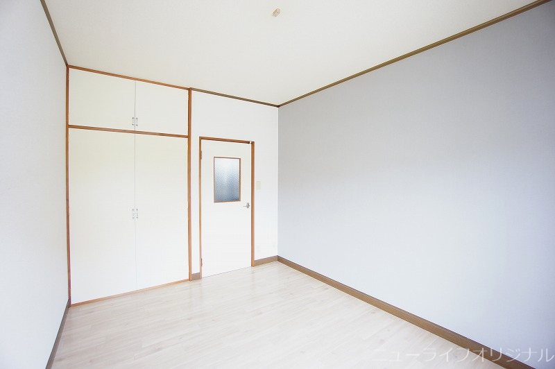 その他　洋室別アングル　ベッドも置ける6帖の広さがあります。