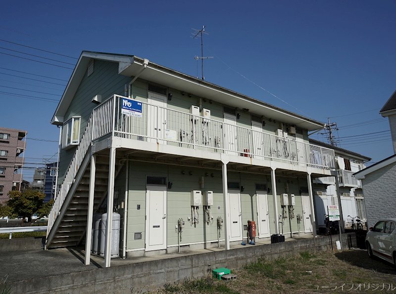 建物外観　単身向け1Kアパート。徒歩5分にコンビニもあり便利です。