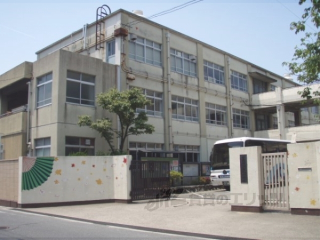 中学校　勧修中学校（中学校）まで1060m