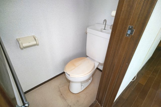 トイレ　クリーニング前のお写真です