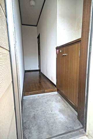 玄関　クリーニング前のお写真です