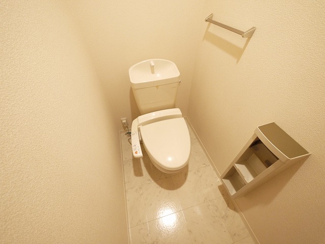 トイレ　落ち着いた色調のトイレです