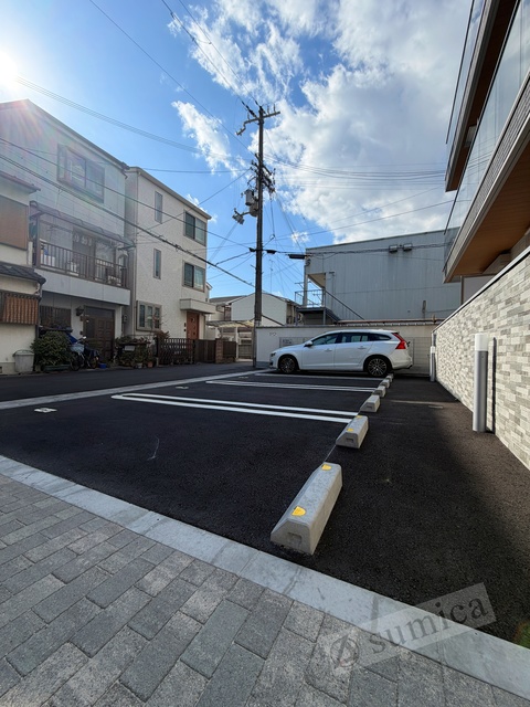 その他共有部分　広々とした敷地内駐車場を完備♪♪