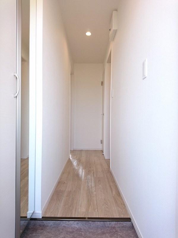 玄関　※写真は反転タイプのお部屋です
