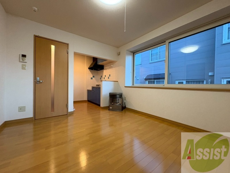 居室・リビング　木目のフローリングは落ち着きのある印象のお部屋になりますね。