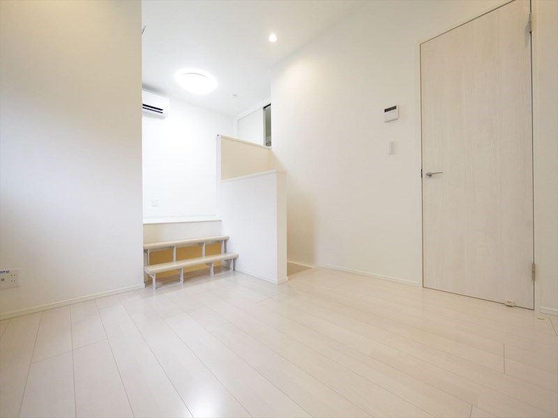 居室・リビング　ＬＤＫ8帖　洋室3.3帖　アンダーロフト4.1帖