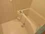 バス・シャワールーム　浴室はゆったりと浸かれるサイズ感になっています。