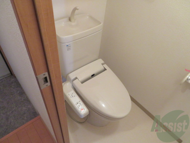 トイレ　トイレはウォシュレット付きなので嬉しいですね。