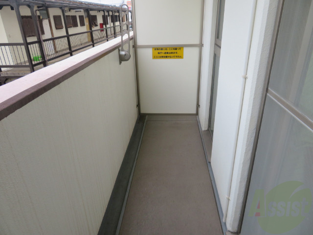 バルコニー　バルコニーは天気の良い日には洗濯物も良く乾きそうですね。