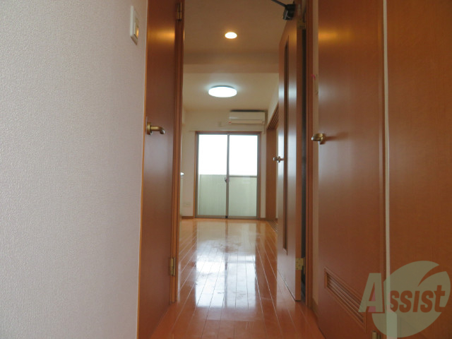 玄関　玄関を入って左にはトイレがあり右は浴室になります。