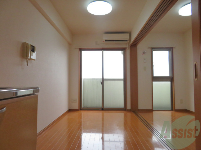 居室・リビング　リビングは陽当たりも良く昼間は明るいですね。