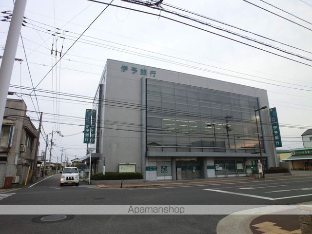 銀行　伊予銀行日吉支店（銀行）まで586m