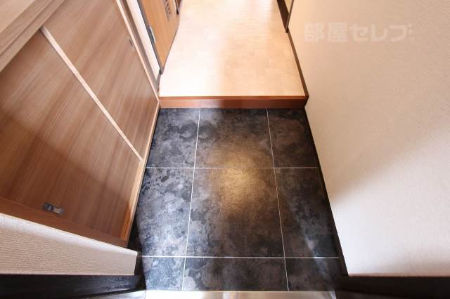 玄関　別の部屋の内装写真を参照