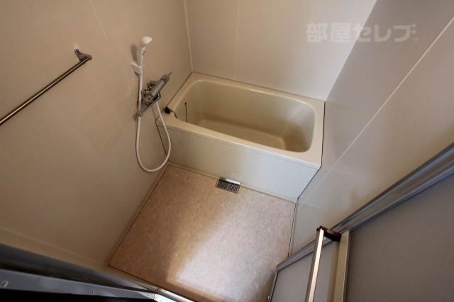 バス・シャワールーム　別の部屋の内装写真を参照