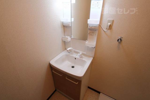 洗面設備　別の部屋の内装写真を参照