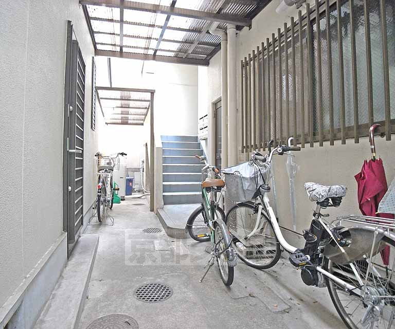 エントランス　洗濯場が奥にあります。