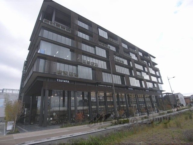 レンタルビデオ　ＴＳＵＴＡＹＡ京都リサーチパー（レンタルビデオ）まで620m
