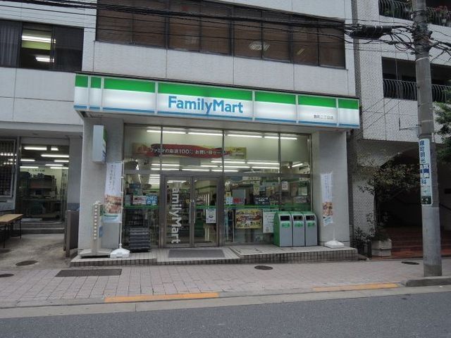 コンビニ　ファミリーマート麹町二丁目店（コンビニ）まで124m