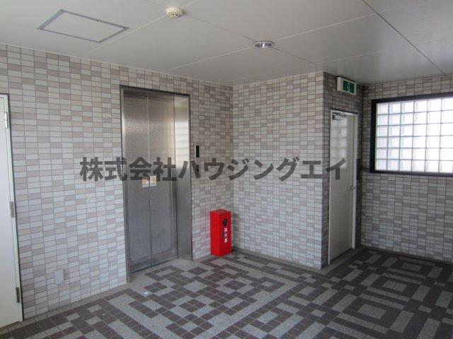 ロビー　エレベーターの写真です。