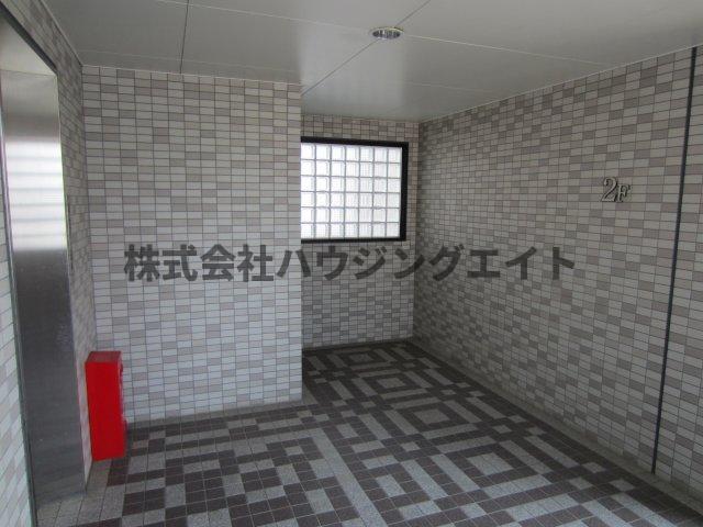 エントランス　エレベーター前の写真です。