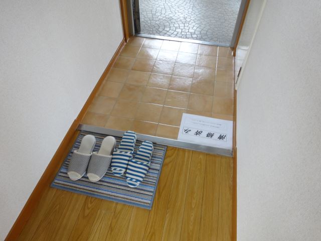 玄関　足元の明るい玄関です