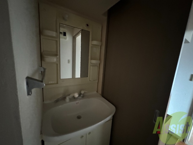 洗面設備　洗面台はシンプルなつくりで手入れがしやすそうですね。