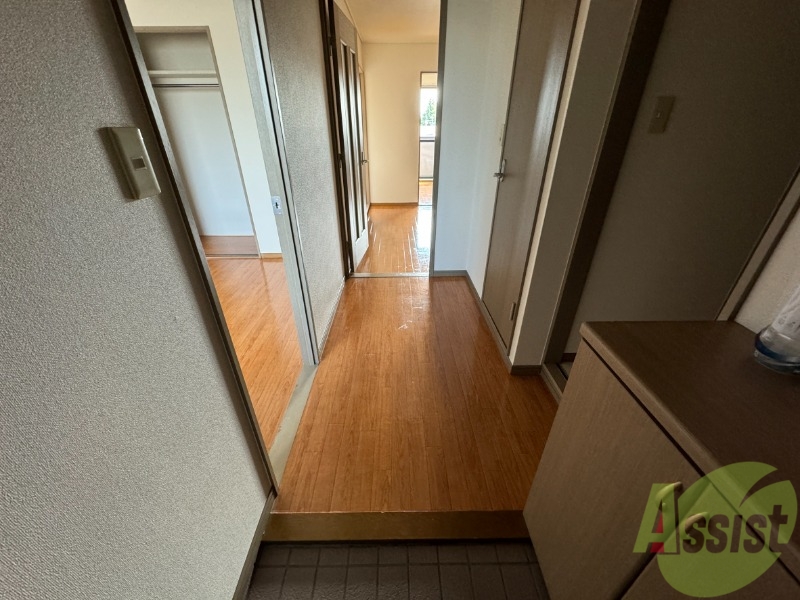 玄関　玄関から撮影しました。明るい印象ですね。