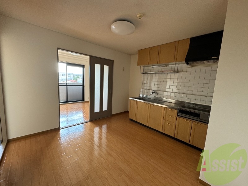 居室・リビング　きれいなＤＫが広がっていて居心地が良さそうですね。