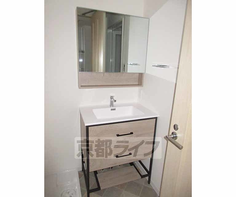 洗面設備　おしゃれで綺麗な洗面台です・