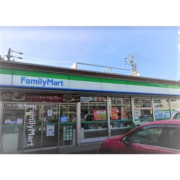コンビニ　ファミリーマート城西二丁目店（コンビニ）まで131m