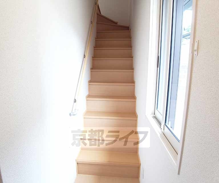 その他部屋・スペース　玄関から居室に上る階段です。