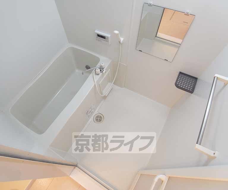 バス・シャワールーム　ゆったりとした浴室です。