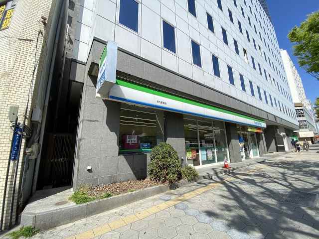 コンビニ　ファミリーマート（コンビニ）まで124m