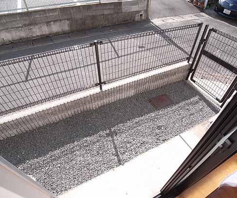 バルコニー　１階は小庭になってます