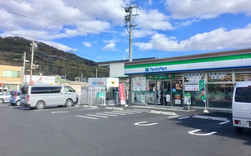 コンビニ　ファミリーマート 西尾八ツ面店（コンビニ）まで15m